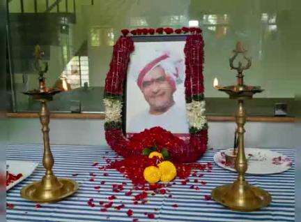 ప్రభుత్వ కార్యాలయాలలో ఘనంగా మాజీ ముఖ్యమంత్రి జయంతి వేడుకలు