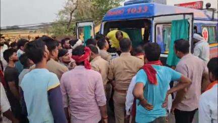 मोठ: मौठ कोतवाली क्षेत्र में हाईवे पर खड़े कंटेनर से टकराया टैंकर, चालक गंभीर रूप से घायल