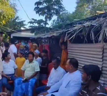बहादुरगंज: बहादुरगंज विधायक अनजार नईमी ने लोहागढ़ा क्षेत्र का दौरा किया, सड़क दुर्घटना में मारे गए युवक के परिजनों से मिले