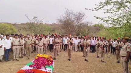 लोहावट: अवैध बजरी परिवहन रोकने के दौरान माफिया के डंपर से कुचले कांस्टेबल सुनील खिलेरी का निधन, जंभेश्वर नगर में अंतिम संस्कार