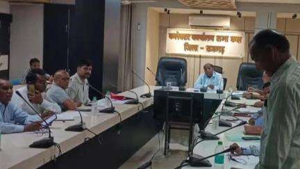 राजगढ़: राजगढ़ कलेक्टर गिरीश कुमार मिश्रा ने कृषि उपज मंडियों के कार्यों की समीक्षा की
