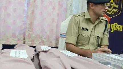 नालंदा पुलिस सूचना के आधार पर एक टीम गठित कर के कार्रवाई करते हुए भू माफिया के घर से भारी मात्रा हथियार बरामद किया।