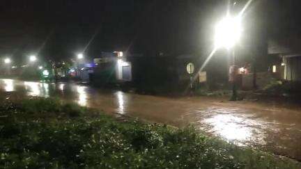పట్టణములో ఈదురు గాలులతో కూడిన భారీ వర్షం
