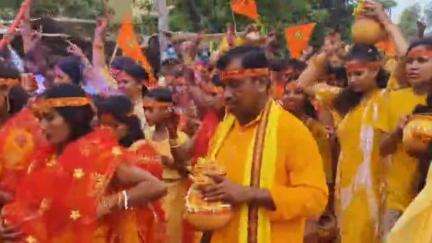फतेहपुर: बड़गांव में श्री हनुमत महायज्ञ के लिए श्रद्धालुओं ने निकाली भव्य कलश यात्रा