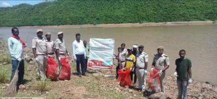 खड़गपुर: वन विभाग खड़गपुर ने खड़गपुर झील में प्लास्टिक हटाने के लिए चलाया सफाई अभियान