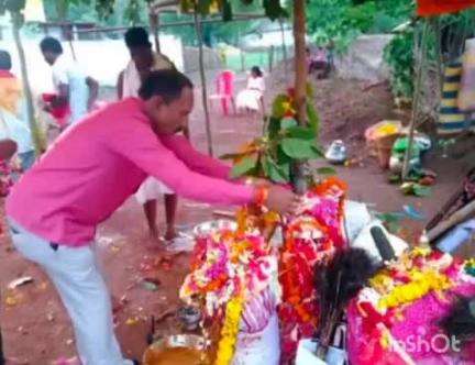 बकावंड: मोंगरापाल में परब मेला में शामिल हुए जिला पंचायत सदस्य बनवासी मौर्य, देवी-देवताओं की पूजा-अर्चना की