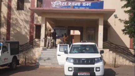 डग: डग में पुलिस ने कब्रिस्तान से सट्टे की खाईवाली करते एक व्यक्ति को किया गिरफ्तार, सट्टा उपकरण व राशि की बरामद