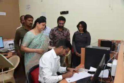 హలో నేను మీ జిల్లా కలెక్టర్ మాట్లాడుతున్న.. కమాండ్ కంట్రోల్ రూమ్ ను పరిశీలించిన జిల్లా కలెక్టర్ వినోద్ కుమార్