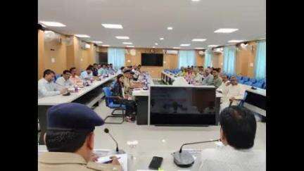सुपौल: समाहरणालय स्थित लहटन चौधरी सभागार में सुपौल संसद की अध्यक्षता में एक बैठक आयोजित की गई
