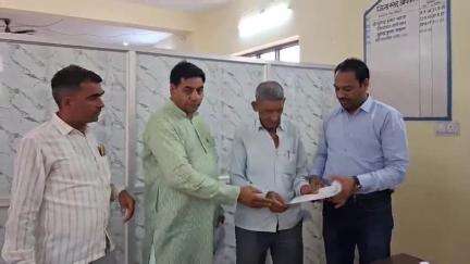 चूरू: डीएसओ दफ्तर में राशन डीलर प्रतिनिधिमंडल ने मांगों को लेकर दिया ज्ञापन, FCI पर कम तुलाई का आरोप लगाया