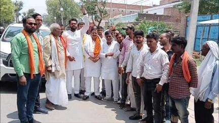 बेल्थरा रोड: चौकियां मोड़ पर बीजेपी नेताओं ने एमएलसी व भाजपा प्रदेश उपाध्यक्ष धर्मेन्द्र सिंह का किया स्वागत