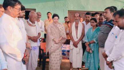 चंदनकियारी: बारकामा में कांग्रेस नेता स्व. विरंची माहथा के निधन से शोक, कार्यकर्ता शोक संतप्त परिवार से मिले