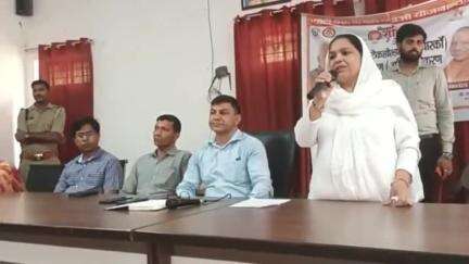 चंदौसी: विकासखंड बनिया खेड़ा सभागार में महिला आयोग की सदस्य अवनी सिंह ने की जनसुनवाई, संबंधित को दिए आवश्यक निर्देश