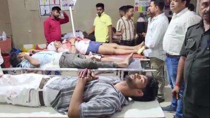 मैनपुरी: बेवर थाना क्षेत्र में कारों की आपसी भिड़ंत में दो लोगों की हुई मौत, आधा दर्जन से ज्यादा लोग हुए घायल