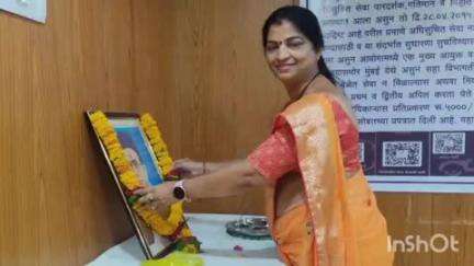 मनोरा: स्वातंत्र्यवीर सावरकर यांच्या प्रतिमेला जिल्हाधिकारी  कार्यालयात करन्यात आले अभिवादन