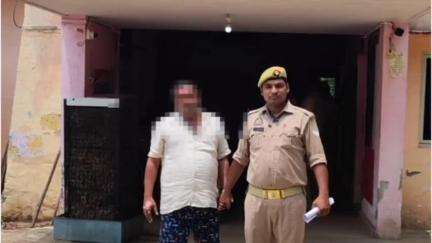 खैर: अर्राना में वांछित अभियुक्त को थाना खैर पुलिस टीम ने उसके घर से किया गिरफ्तार