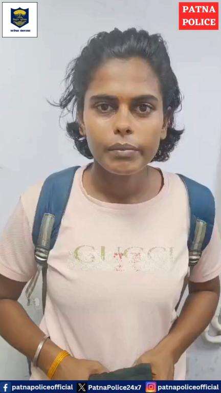 #CCTV_फुटेज का अवलोकन करते हुए उक्त ऑटो की पहचान करते हुए बैग को सुरक्षित बरामद कर बैग युवती के सुपुर्द कर दिया गयाI