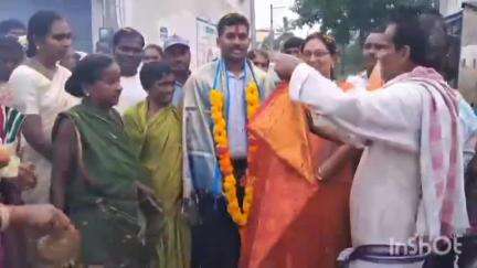 శ్రీకాకుళం: అల్లాడపేటకి చెందిన బాన్న వెంకటేష్ కలెక్టర్‌గా తొలిసారి గ్రామానికి రావడంతో సాదరంగా స్వాగతం పలికిన గ్రామస్తులు