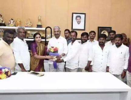 కుప్పం: పుంగనూరు ఎమ్మెల్యే పెద్దిరెడ్డిని మర్యాదపూర్వకంగా కలిసిన గుడిపల్లి వైసీపీ నేతలు