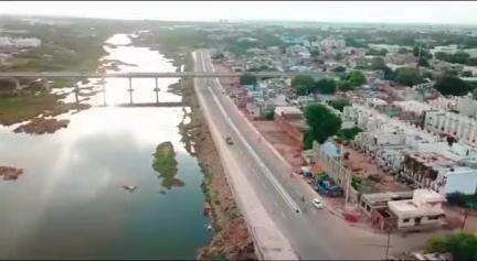 વઢવાણ: શહેરની એ ડિવિઝન પોલીસ ટીમે પતરાવાળી ચોક પાસેથી જાહેરમાં ભાષાનો જુગાર રમતા બે શખ્સોને ઝડપી પાડ્યા