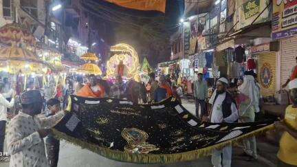 दमयंती नगर: नरसिंहगढ़ में तीन दिवसीय उर्स की पूर्व संध्या पर बाजार मोहल्ला से निकली विशाल संदली चादर