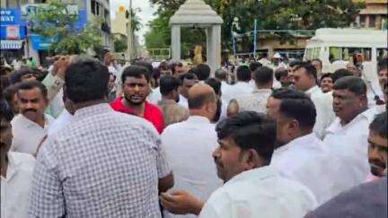 ಕೋಲಾರ: ನಗರದಲ್ಲಿ ಡಿಸಿಸಿ ಬ್ಯಾಂಕ್ ಚುನಾವಣೆ ಮತಗಟ್ಟೆ ಎದುರು ಕಾಂಗ್ರೆಸ್ ಹಾಗೂ ಮೈತ್ರಿ ಕಾರ್ಯಕರ್ತರ ನಡುವೆ ತಳ್ಳಾಟ ನೂಕಾಟ