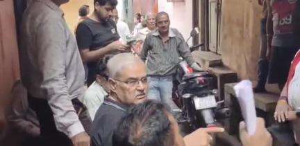 बाघमारा/कतरास: रानी बाजार: अवैध शराब बिक्री के खिलाफ लोगों का मोर्चा, पुलिस ने तीन लोगों को थाने ले गई