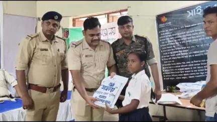 গোপীবল্লভপুর ২: সহায় কর্মসূচির মাধ্যমে ধড়াংরীতে বেলিয়াবেড়া থানার উদ্যোগে ছাত্রছাত্রীদের শিক্ষাসামগ্রী ও জাতীয় রেফারীকে সংবর্ধনা দেওয়া হল