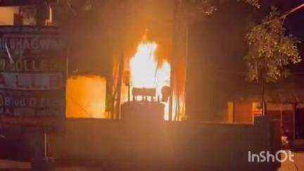 कासगंज: कासगंज शहर की सोरों गेट पुलिस चौकी के समीप लगे ट्रांसफार्मर में अज्ञात कारणों से लगी भीषण आग