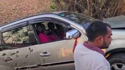 ज़मानिया: डेढ़गावां गांव के समीप ताड़ीघाट-बारा नेशनल हाईवे पर दो कारों और एक बाइक में हुई टक्कर, 6 लोग हुए घायल