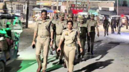 रामपुर: अपर पुलिस अधीक्षक ने वास्तव में सैफ़नी कस्बा क्षेत्र के भीड़भाड़ वाले इलाके में फ्लैगमार्च करके शांति की अपील की