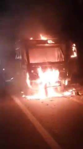 सीतापुर: रामकोट में हाईवे पर जा रही पिकअप में अचानक लगी भीषण आग, ड्राइवर ने कूदकर बचाई जान, वीडियो हुआ वायरल