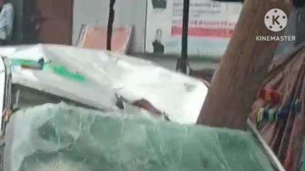 भदेसर: भदेसर में अंधड़ और बारिश ने मचाया कहर, पेड़ गिरने से कार हुई क्षतिग्रस्त, जनजीवन अस्त-व्यस्त, गर्मी से मिली राहत