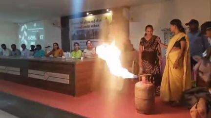 बुरहानपुर: आपदा से बचाव का प्रशिक्षण: गैस सिलेंडर में आग लगने से मचा हड़कंप, महिलाओं ने दिखाई हिम्मत