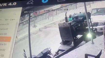 बांसगांव: बेलीपार इलाके के डवरपार बाजार में फर्नीचर की दुकान के सामने खड़ी मोटरसाइकिल हुई चोरी, घटना सीसीटीवी में कैद