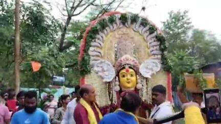 चक्रधरपुर: पंचमोड़ स्थित बालाजी मंदिर के पास माता शीतला की घट यात्रा निकाली गई