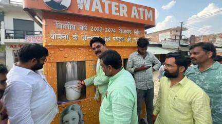 बदलापुर: महराजगंज बाजार में विधायक ने विधायक निधि से स्थापित वाटर एटीएम का किया शुभारंभ