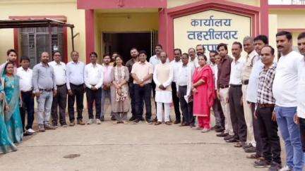 धनोरा: छपारा तहसील कार्यालय में राजस्व निरीक्षक एस.पी उईके हुए सेवानिवृत्त, दी गई विदाई