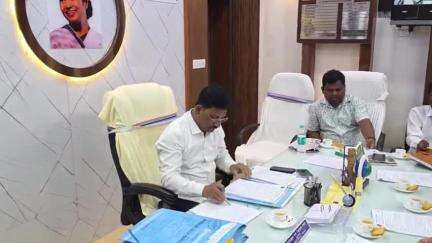 সিউড়ি ১: বীরভূম জেলা পরিষদে সভাধিপতির অফিস রুমে বিশেষ বৈঠকের আয়োজন একাধিক বিষয় নিয়ে