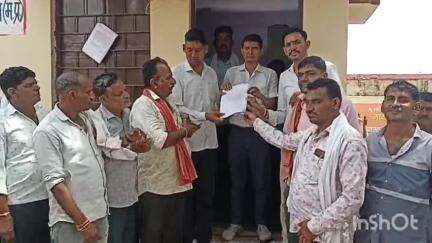 सिंगोली: कथित भद्दी टिप्पणी को लेकर रतनगढ़ में चारण समाज ने कांग्रेस नेता के खिलाफ दिया ज्ञापन