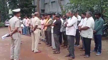 ಹುಣಸೂರು: ಹುಣಸೂರಿನಲ್ಲಿ ರೌಡಿ ಪೆರೇಡ್ ಅಡಿಷನಲ್ ಎಸ್ಪಿ ಮಲ್ಲಿಕ್ ಕಡಕ್ ವಾರ್ನಿಂಗ್ ಕಾನೂನು ಸುವ್ಯವಸ್ಥೆಗೆ ಭಂಗ ತಂದ್ರೆ ಗಡಿಪಾರು ಎಚ್ಚರಿಕೆ