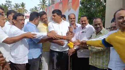 ಮಂಡ್ಯ: ನಗರದ ಹೌಸಿಂಗ್ ಬೋರ್ಡ್  17 ನೇ ವಾರ್ಡ್  ಪರಿಶಿಷ್ಠ ಜಾತಿ ಕಾಲೋನಿಯಲ್ಲಿ ರಸ್ತೆ ಅಭಿವೃದ್ದಿ ಕಾಮಗಾರಿಗೆ ಚಾಲನೆ ನೀಡಿದ ಶಾಸಕ ಗಣಿಗ ರವಿ