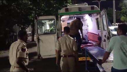 बांसवाड़ा: पड़ोली गोर्धन गांव में सड़क पर बाइक के पास घायल युवक को पुलिस ने उपचार के लिए एमजी अस्पताल में पहुंचाया