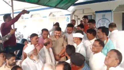 श्योपुर शहर में तीन दिन पूर्व देर रात हुई शराबी ठेकेदार द्वारा राहगीरों को कुचलने ओर भाजपा नेताओं द्वारा उसे बचाने के खिलाफ जिला कांग्रेस का कोतवाली पर प्रदर्शन ज्ञापन