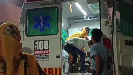 एटा: घरेलू विवाद में आत्महत्या के उद्देश्य से 22 वर्षीय महिला ने खाया जहर, गंभीर हालत में परिजन लेकर पहुंचे MC गांव वानर