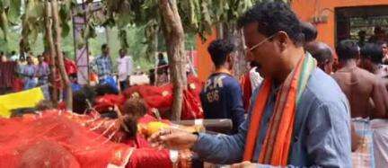 दंतेवाड़ा: तुमनार मेले में पहुंचे विधायक चैतराम अटामी ने देवी-देवताओं के दर्शन कर सुख-समृद्धि की कामना की