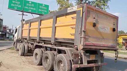 स्वार: ARTO राजेश कुमार श्रीवास्तव ने मसवासी के पास खनन से भरे डंपर को पकड़ा