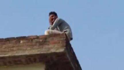 आंवला: सिरौली क्षेत्र में आत्महत्या के लिए छत पर चढ़े युवक को पुलिस ने कूदने से बचाया, 3 घंटे तक चला रेस्क्यू
