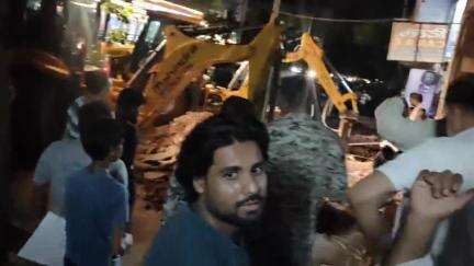 मथुरा: अतिक्रमण के खिलाफ नगर निगम ने BSA रोड पर चलाया अभियान, लोगों ने किया विरोध