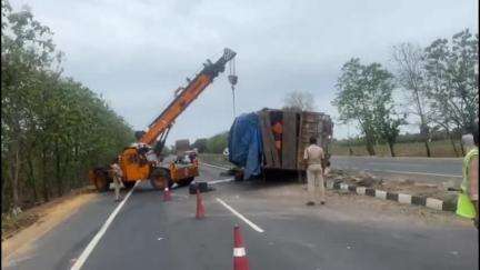 పాణ్యం మండలం సుగాలిమెట్ట జాతీయ రహదారి పై భారీ వాహనం బోల్తా, తప్పిన ప్రమాదం